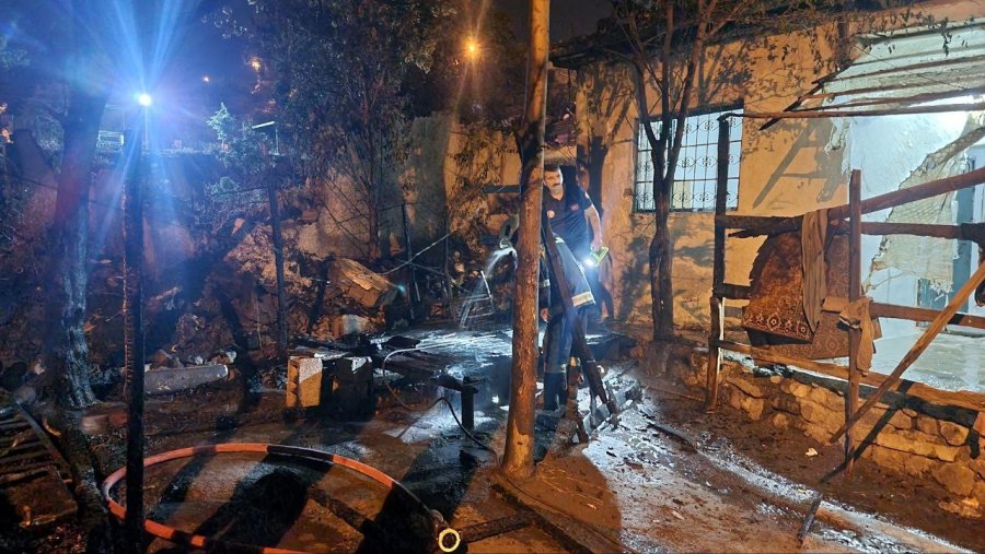 Bahçesindeki Odunların Alev Aldığı Evi İtfaiye Kurtardı