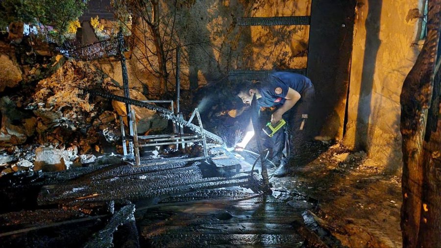 Bahçesindeki Odunların Alev Aldığı Evi İtfaiye Kurtardı