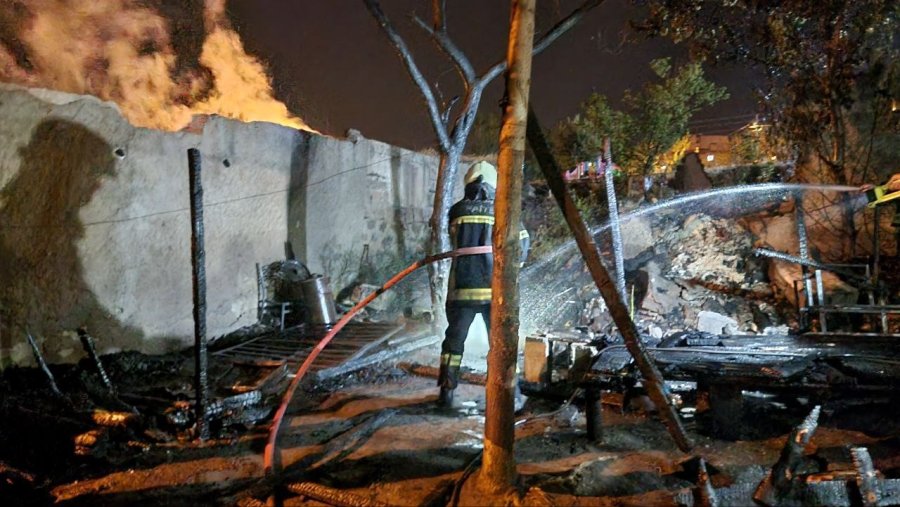 Bahçesindeki Odunların Alev Aldığı Evi İtfaiye Kurtardı