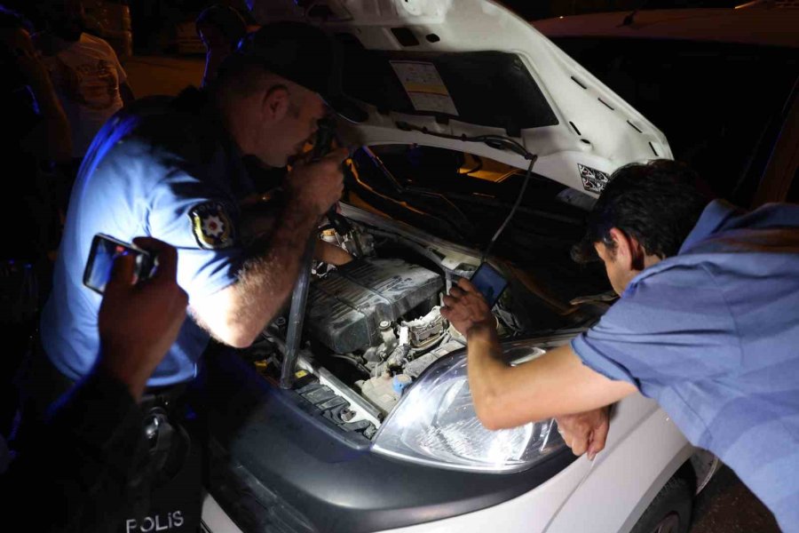 Uygulama Noktasına Hatalı Sürücü Değil, Aracının Motoruna Kedi Kaçan Sürücü Geldi