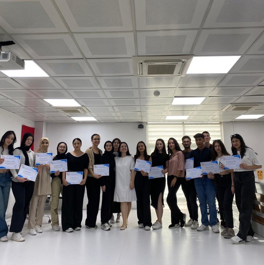 Diksiyon Eğitimi Alan Kursiyerlere Sertifikaları Verildi