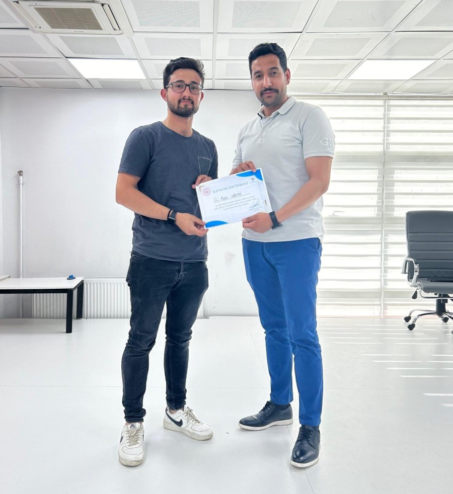 Diksiyon Eğitimi Alan Kursiyerlere Sertifikaları Verildi