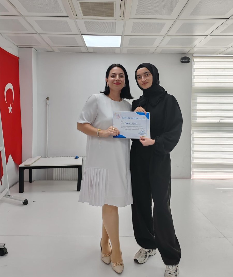 Diksiyon Eğitimi Alan Kursiyerlere Sertifikaları Verildi