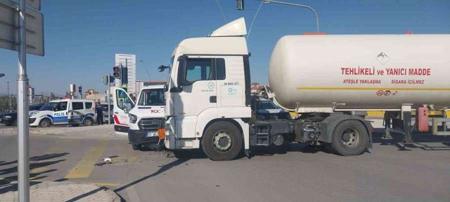 Niğde’de Tır İle Kamyonet Çarpıştı: 1 Yaralı