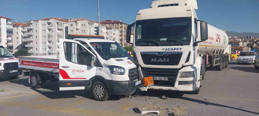 Niğde’de Tır İle Kamyonet Çarpıştı: 1 Yaralı