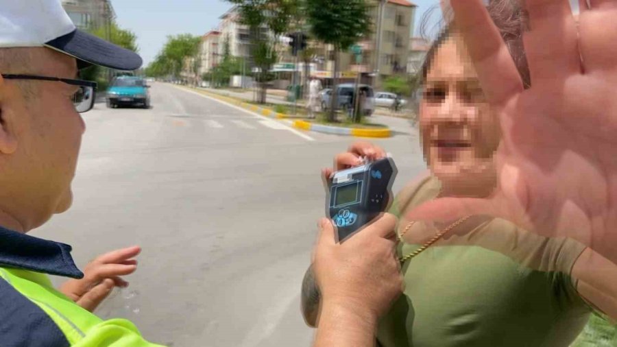 Alkollü Araç Kullanıp Kaza Yaptı, Sinirini Basın Mensuplarından Çıkardı