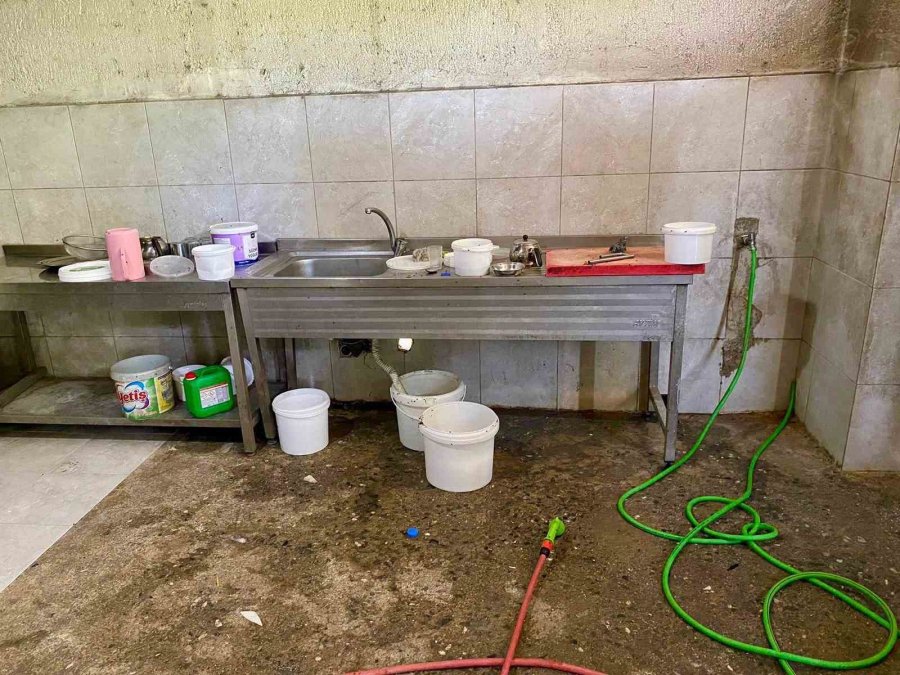 Süt Ürünleri İmalathanesinde Mide Bulandıran Görüntülere Zabıta Mührü