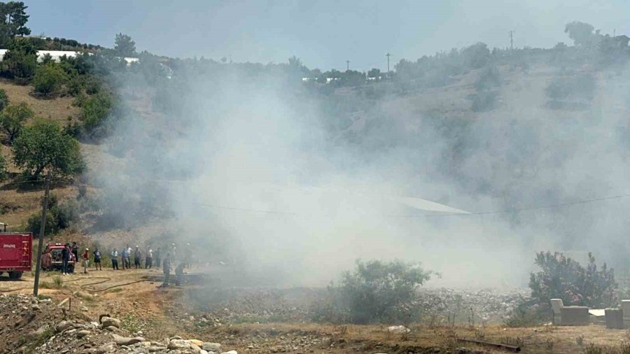 Otluk Alandan Sıçrayan Yangın Ahşap Evi Küle, Patlıcanları İse Köze Döndürdü