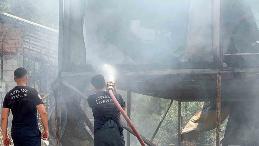 Otluk Alandan Sıçrayan Yangın Ahşap Evi Küle, Patlıcanları İse Köze Döndürdü