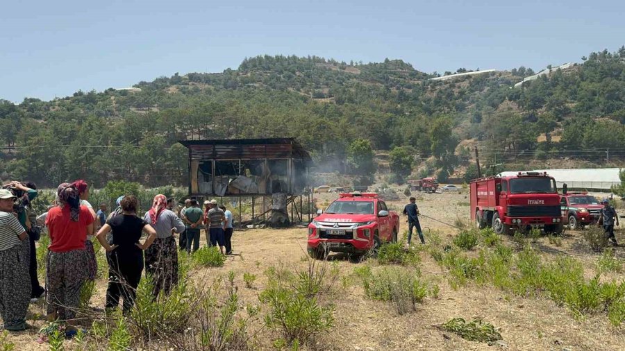 Otluk Alandan Sıçrayan Yangın Ahşap Evi Küle, Patlıcanları İse Köze Döndürdü