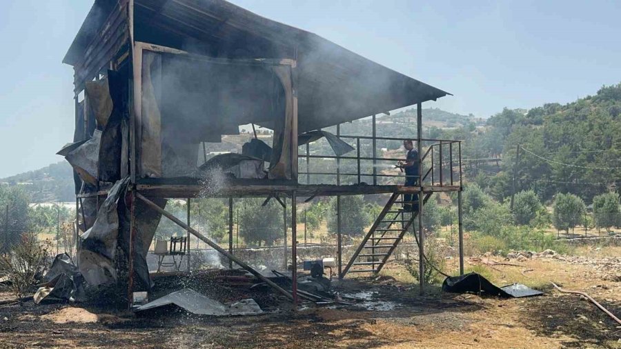 Otluk Alandan Sıçrayan Yangın Ahşap Evi Küle, Patlıcanları İse Köze Döndürdü