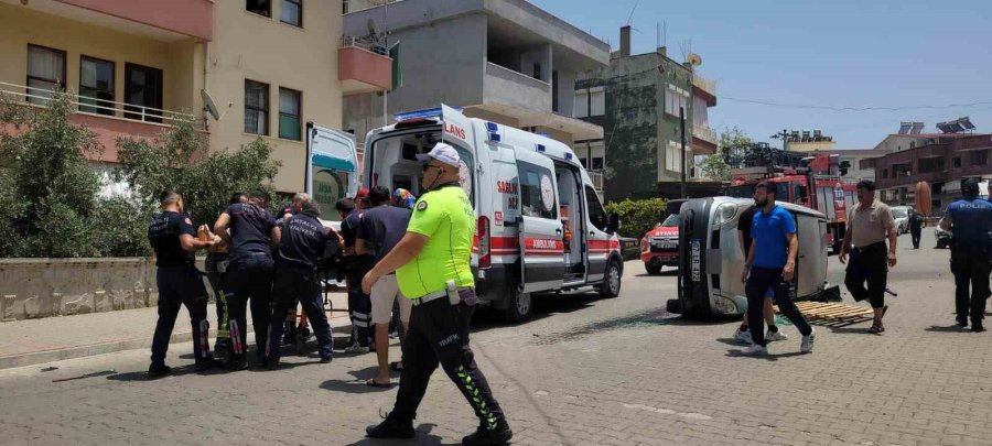 Otomobille Hafif Ticari Araç Çarpıştı, Sıkışan Sürücüyü İtfaiye Ekipleri Kurtardı