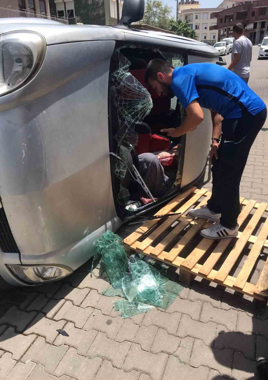 Otomobille Hafif Ticari Araç Çarpıştı, Sıkışan Sürücüyü İtfaiye Ekipleri Kurtardı