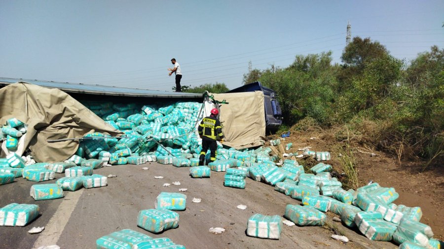 Çocuk Bezi Yüklü Tır Devrildi