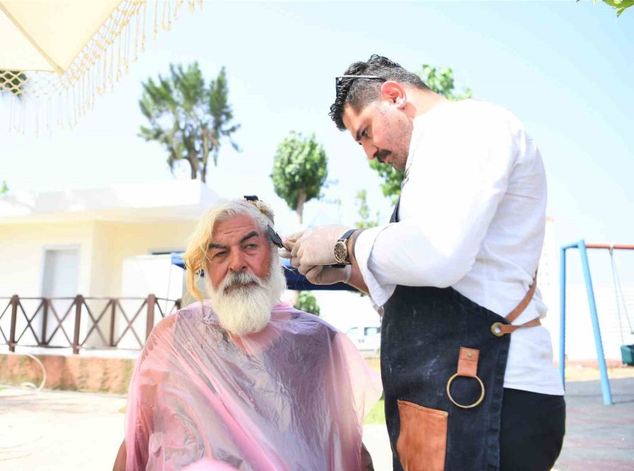 Sokakta Yaşayan Vatandaşlara Bayram Tıraşı