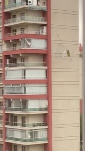 Konya’da Fırtına Nedeniyle Camekan Uçtu, Ağaçlar Devrildi