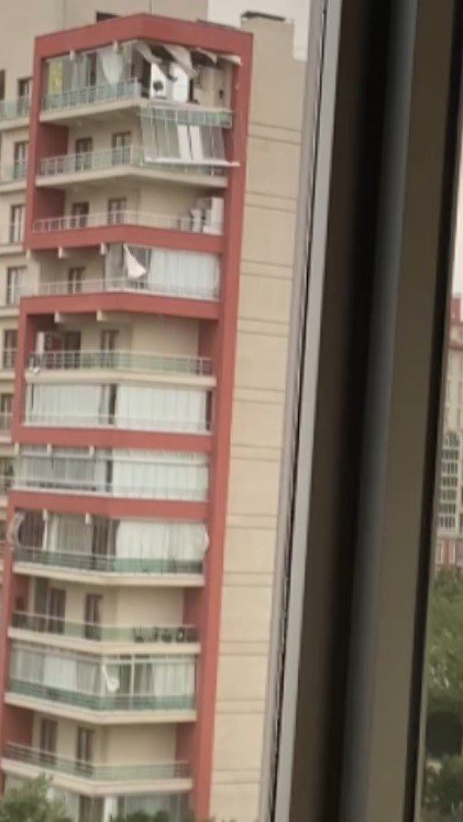 Konya’da Fırtına Nedeniyle Camekan Uçtu, Ağaçlar Devrildi