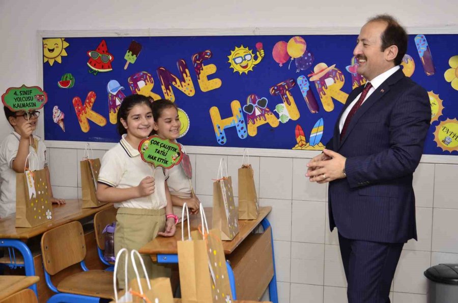 Mersin’de Öğrenciler Karne Heyecanı Yaşadı