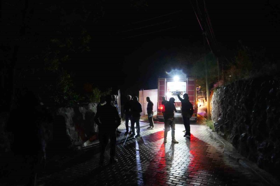 Niğde’de Fırtına Ağaçları Devirdi, Kopan Elektrik Telleri Yangına Sebep Oldu