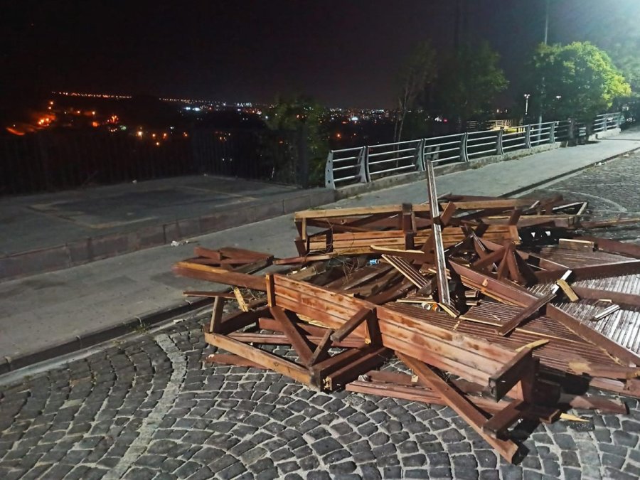 Niğde’de Fırtına Ağaçları Devirdi, Kopan Elektrik Telleri Yangına Sebep Oldu