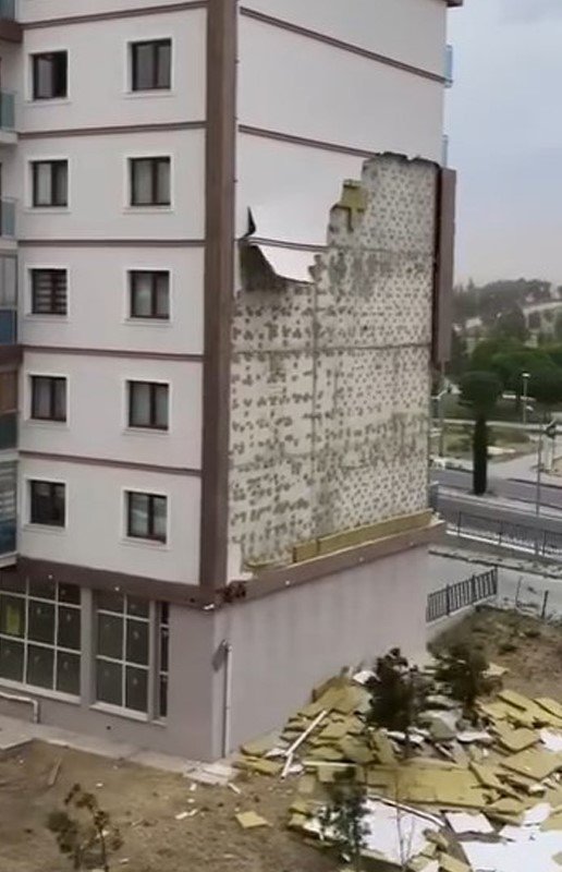 Niğde’de Fırtına Ağaçları Devirdi, Kopan Elektrik Telleri Yangına Sebep Oldu