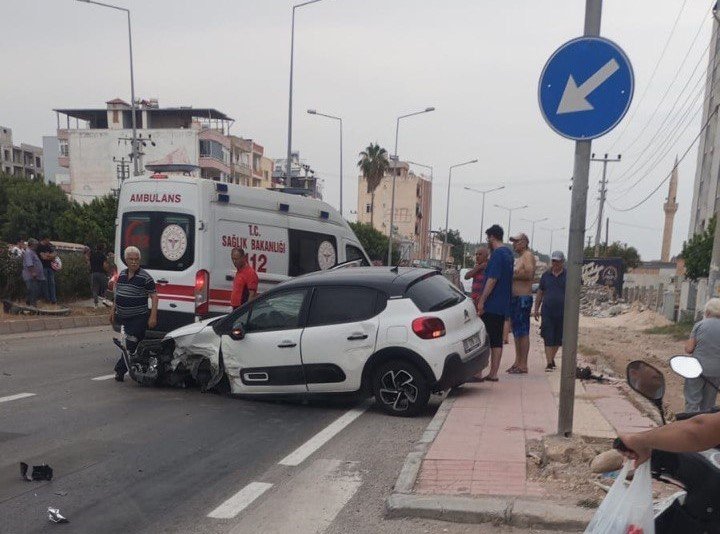 Mersin’de 3 Kişinin Yaralandığı Trafik Kazası Kamerada
