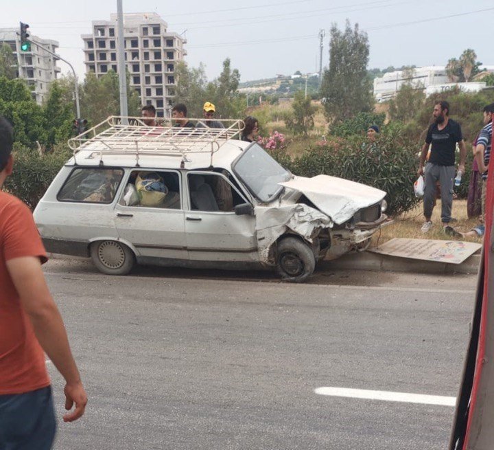 Mersin’de 3 Kişinin Yaralandığı Trafik Kazası Kamerada
