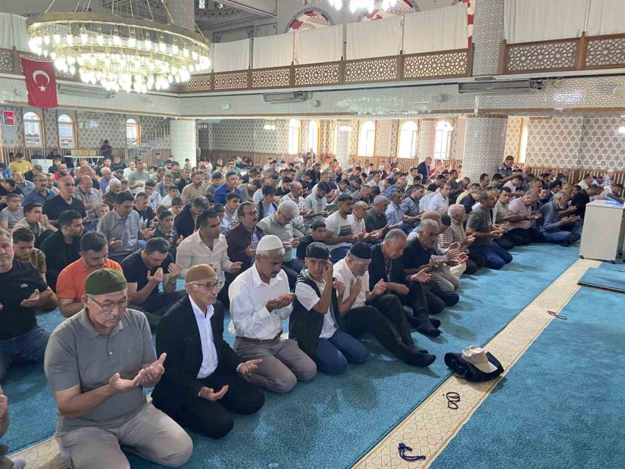 Kulu’da Bayram Namazında Camiler Doldu