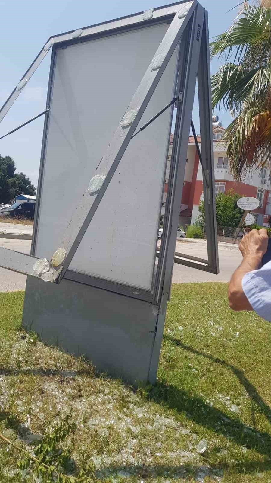 Reklam Panosuna Çarptı, Olay Yerinde Hayatını Kaybetti