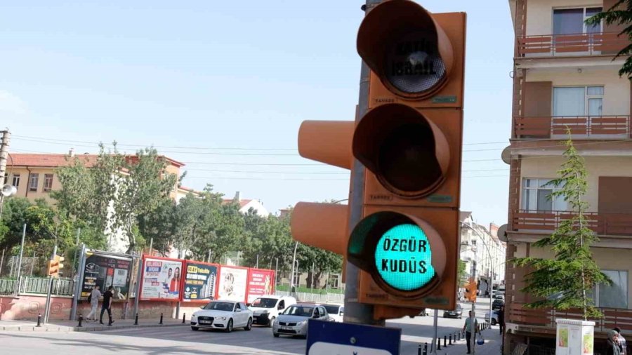 İsrail, Trafik Lambalarına Yazılan Yazı İle Protesto Edildi