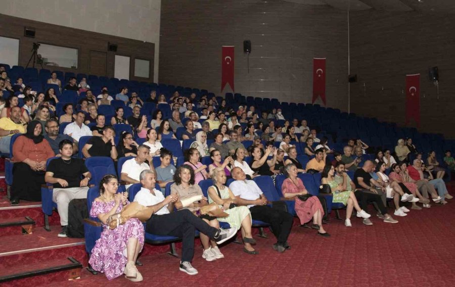 Tiyatro Kursiyerleri ’ban Kadınım’ Oyununu Sahneledi