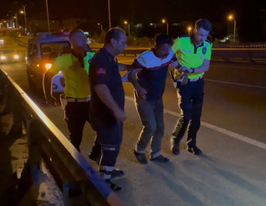 Köprüde İntihara Kalkışan Şahsı Devriye Gezen Polisler İkna Etti