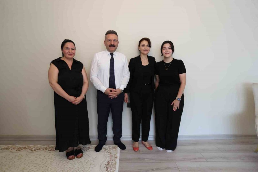 Vali Aksoy Ve Eşi, Şehit Aileleriyle Bayramlaştı