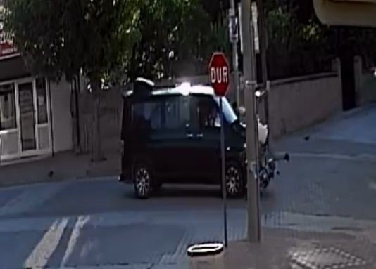 Otomobille Çarpışan Motosikletten Atlayarak Yara Almadan Kurtuldu