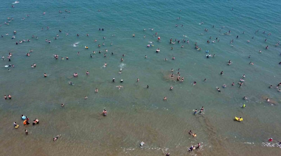 Tatilciler Mersin’e Akın Etti, Sahiller Doldu