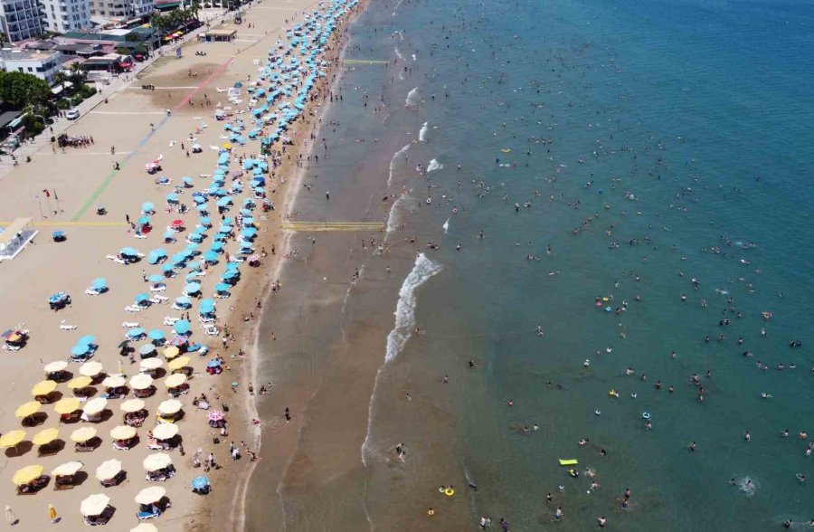 Tatilciler Mersin’e Akın Etti, Sahiller Doldu