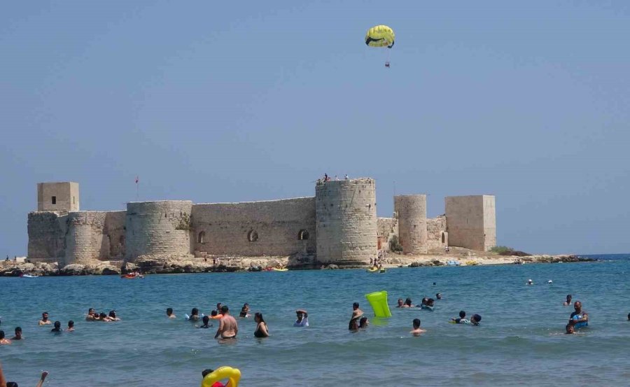 Tatilciler Mersin’e Akın Etti, Sahiller Doldu