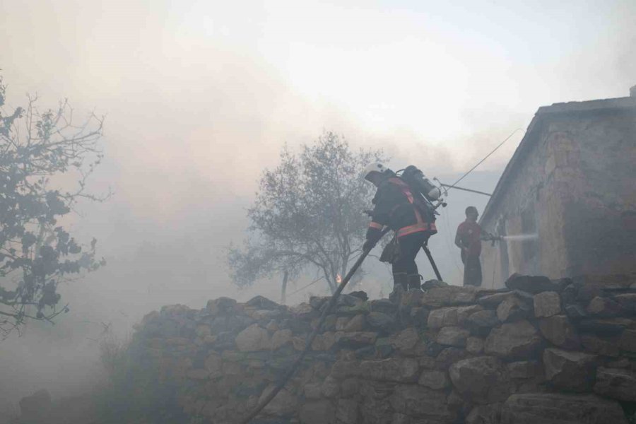 Mersin İtfaiyesi Sıcak Hava Nedeniyle Çıkabilecek Yangınlara Karşı Uyarıda Bulundu