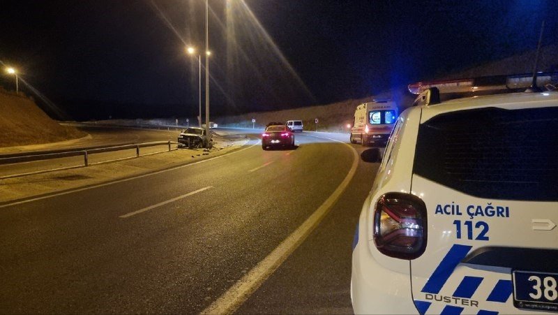 Kontrolden Çıkan Otomobil Bariyerleri Yıkarak Durabildi