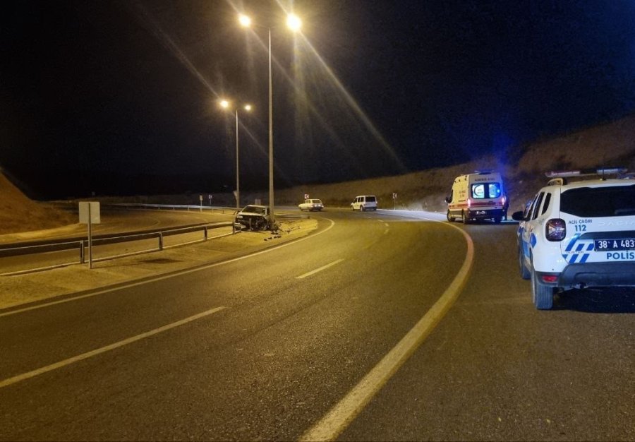 Kontrolden Çıkan Otomobil Bariyerleri Yıkarak Durabildi