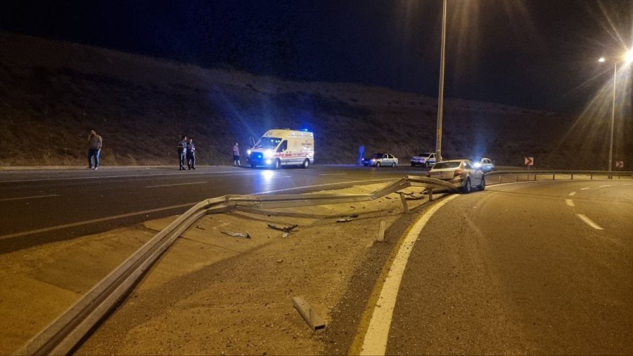 Kontrolden Çıkan Otomobil Bariyerleri Yıkarak Durabildi