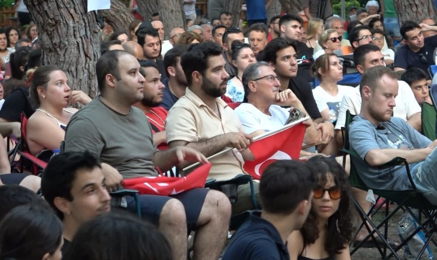 Antalya’da Milli Maçı Dev Ekranda İzlediler