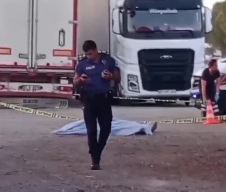 Eski Eşini Boğazından Bıçaklayıp, Ölene Kadar Başında Bekledi