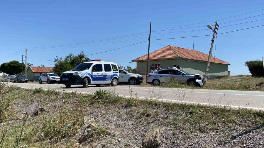 Konya’da Otomobil Direğe Çarptı: 3 Yaralı