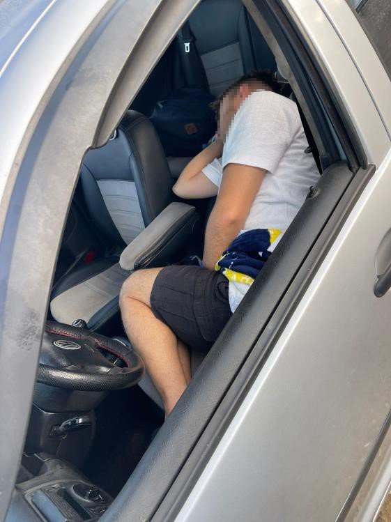 Plaj İşletmecisi Tatilcilerin Bıraktığı Çöpe Sitem Etti, Kendi Elleriyle Temizledi