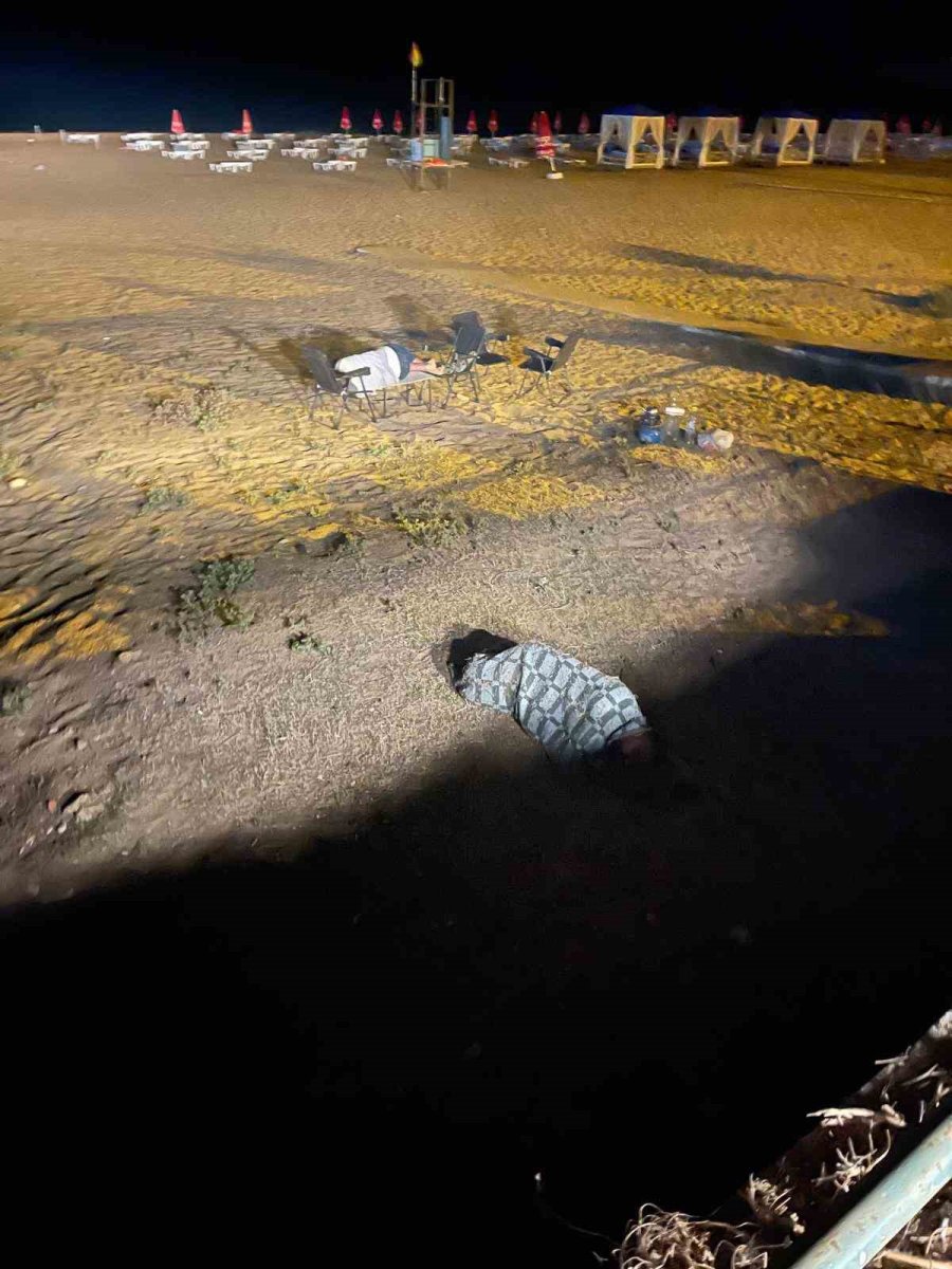 Plaj İşletmecisi Tatilcilerin Bıraktığı Çöpe Sitem Etti, Kendi Elleriyle Temizledi