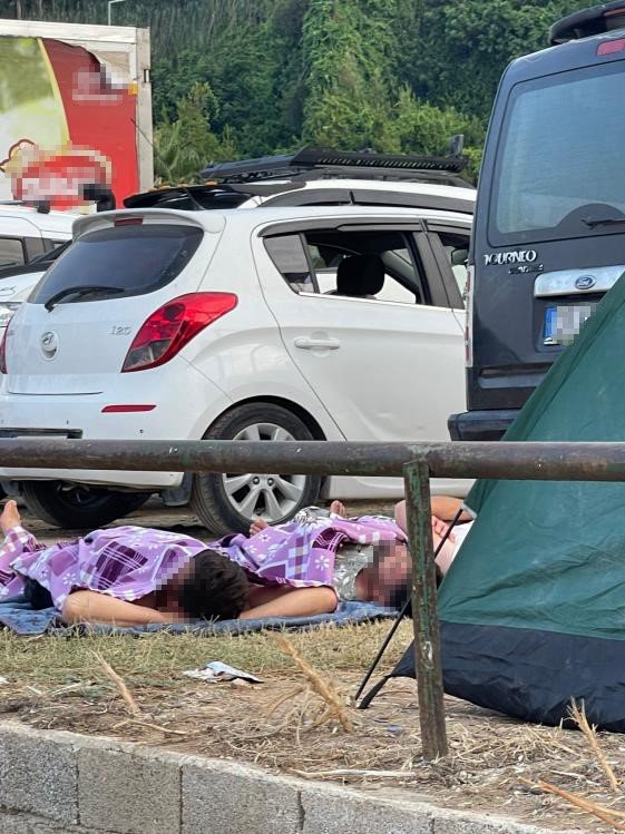 Plaj İşletmecisi Tatilcilerin Bıraktığı Çöpe Sitem Etti, Kendi Elleriyle Temizledi