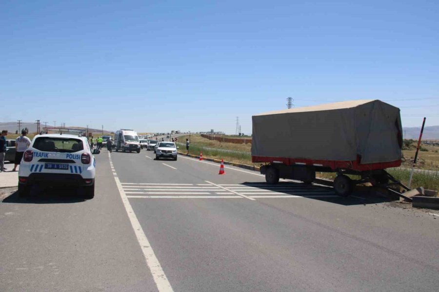 Otomobil Biçerdövere Arkadan Çarptı: 4 Yaralı