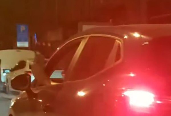 Seyir Halindeyken Ayağını Camdan Çıkartan Sürücü Trafiği Tehlikeye Soktu