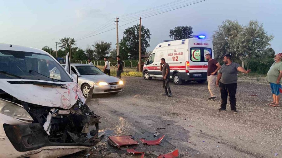 Hafif Ticari Aracın Tır İle Çarpışma Anı Kamerada: 1 Yaralı